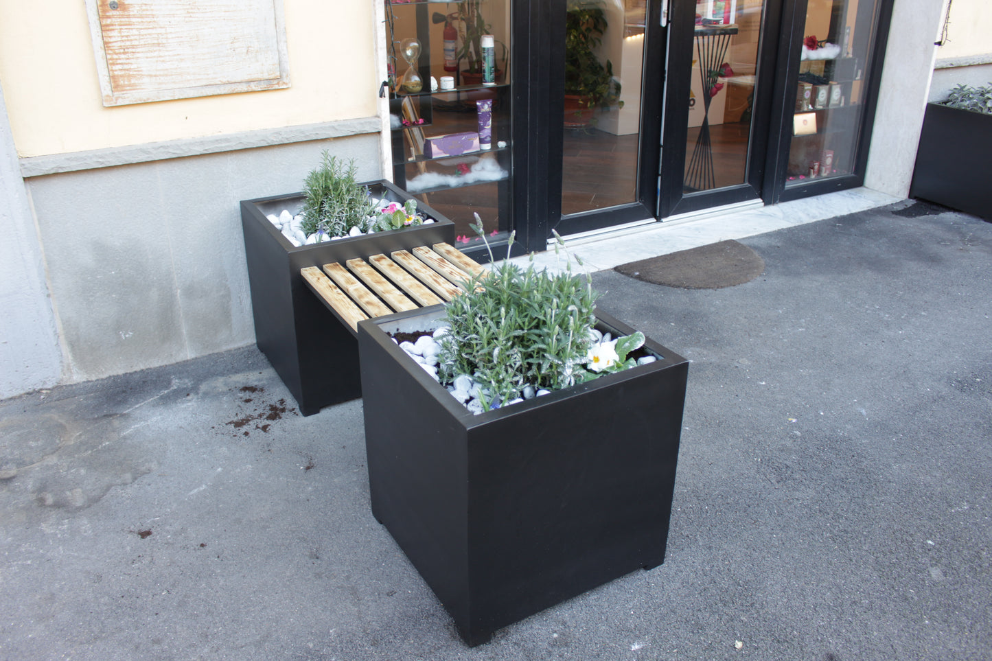 planters with seat "ALBERTA"