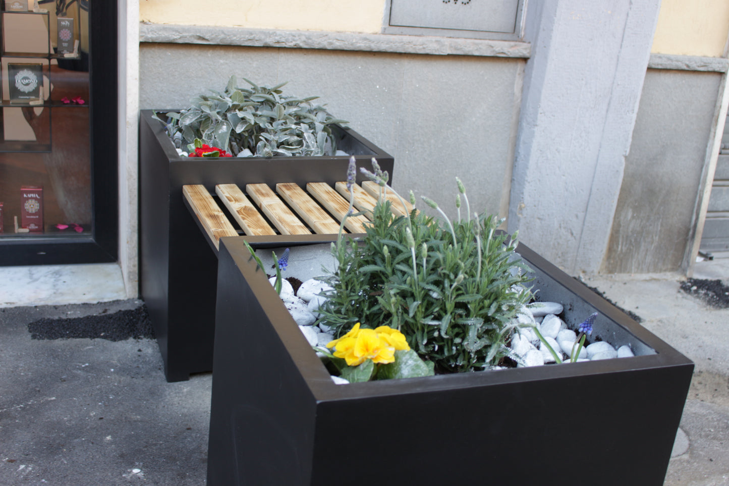 planters with seat "ALBERTA"