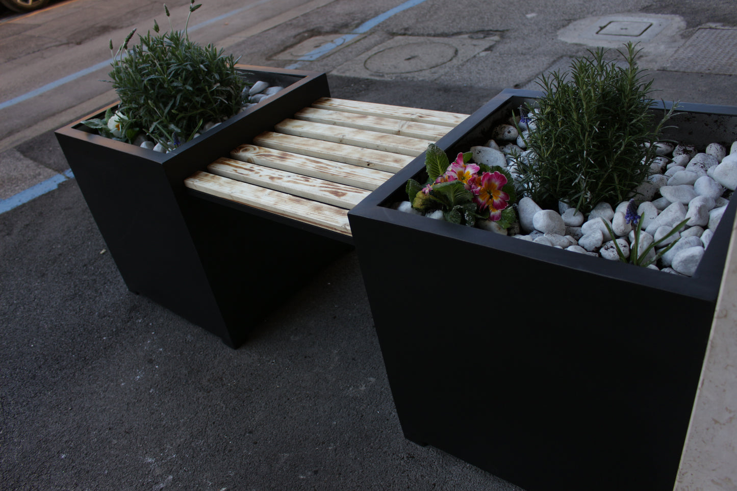 planters with seat "ALBERTA"